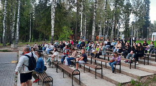 Уличный кинотеатр в городском парке